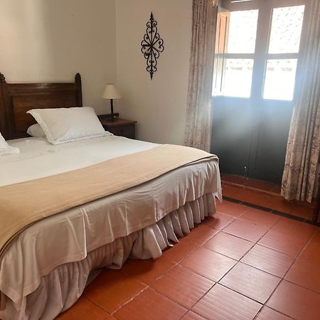 Hotel Meson De Los Virreyes บียาเดเลย์บา ภายนอก รูปภาพ