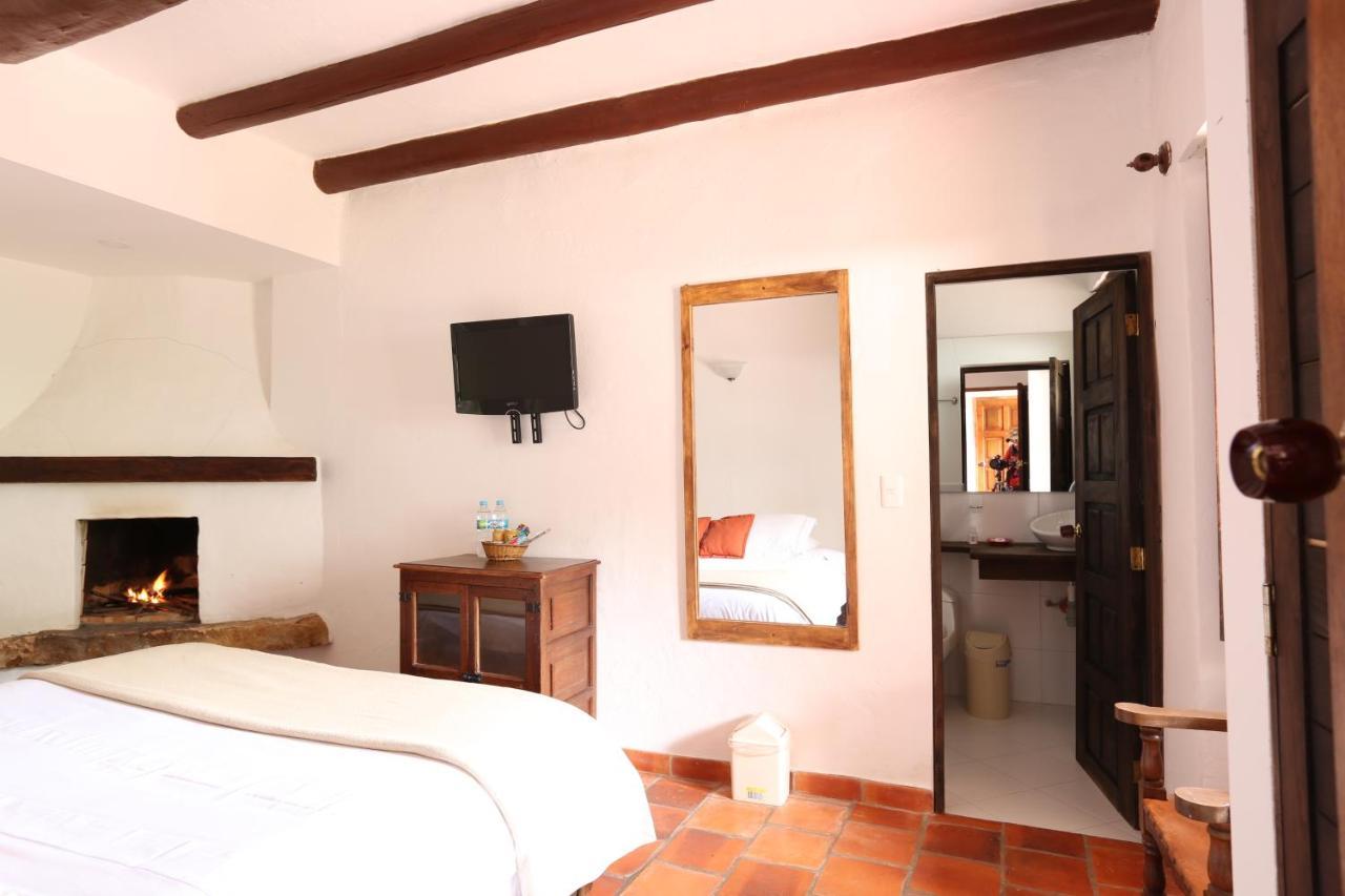 Hotel Meson De Los Virreyes บียาเดเลย์บา ภายนอก รูปภาพ