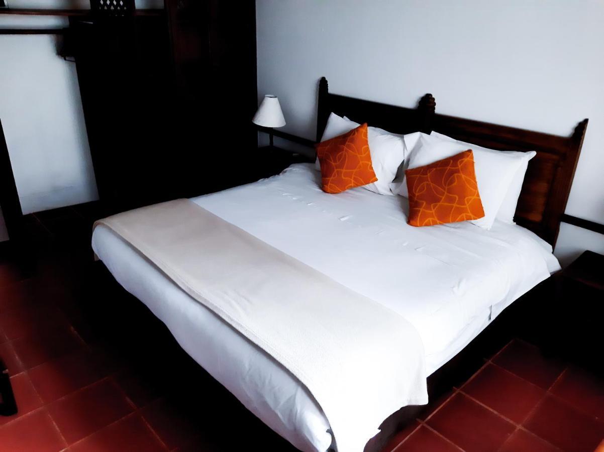 Hotel Meson De Los Virreyes บียาเดเลย์บา ภายนอก รูปภาพ